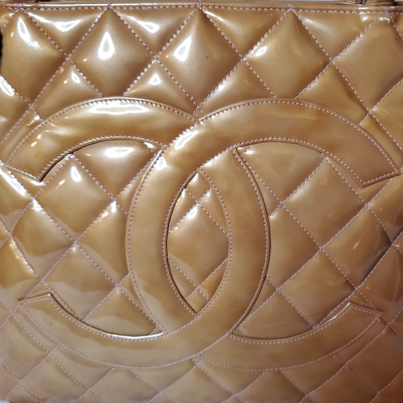 AUTHENTIC CHANEL PATENT MEDALLION - Picture 3 of 10